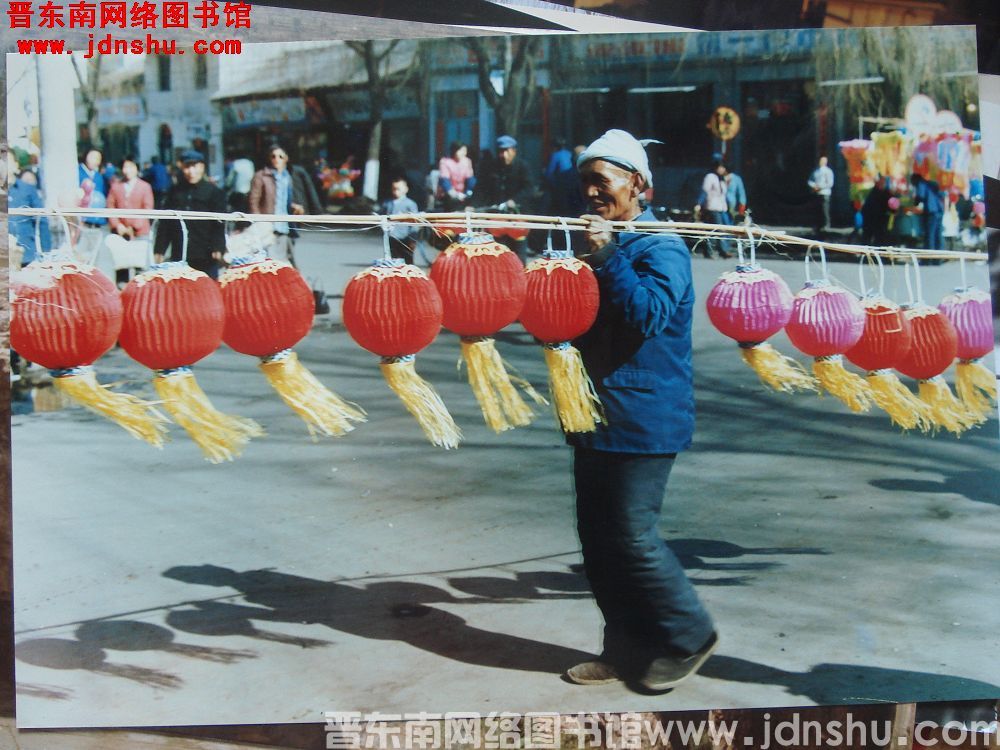 照片：英雄街上的老农